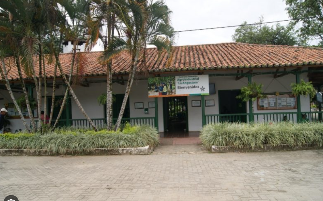 Fachada del Centro de Formación Agroindustrial La Angostura